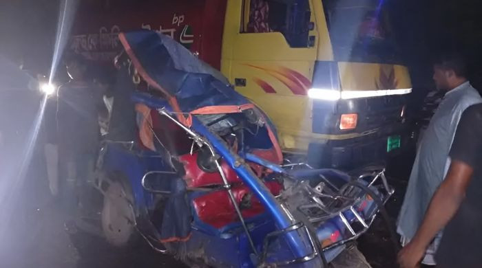 জাফরপুরে ভয়াবহ সড়ক দুর্ঘটনা, প্রাণ গেল অনেকের