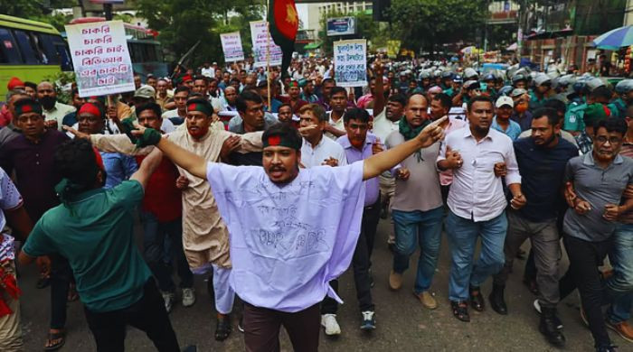 কাকরাইলে পুলিশের বাধায় ছত্রভঙ্গ চাকরিচ্যুত বিডিআর সদস্যরা
