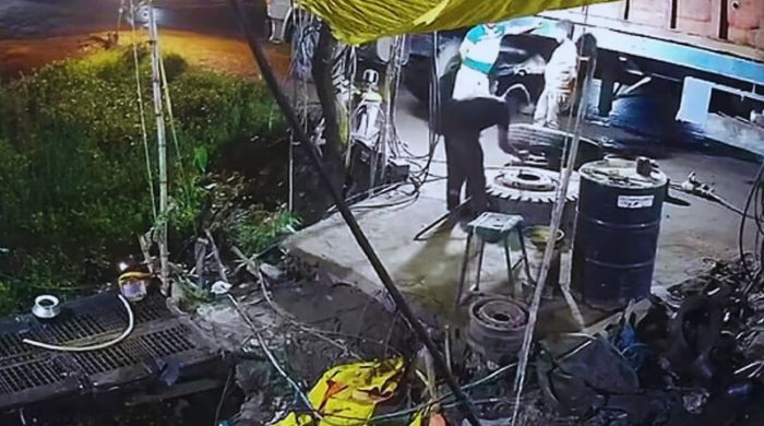 বিস্ফোরণে উড়ে গিয়ে ঘটনাস্থলেই তরুণের মৃত্যু
