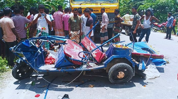 ভুয়ারুঙ্গামারীতে ড্রামট্রাক চাপায় অটো উল্টে নিহত ২, আহত ৩