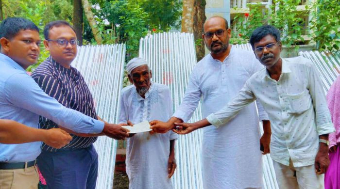 অগ্নি কান্ডে ক্ষতিগ্রস্ত পরিবারের মাঝে ঢেউটিন ও চেক বিতরণ