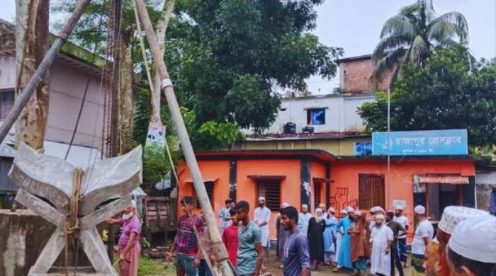 মুক্তিযুদ্ধের ভাস্কর্য ভেঙে কোরআনের ভাস্কর্য স্থাপন