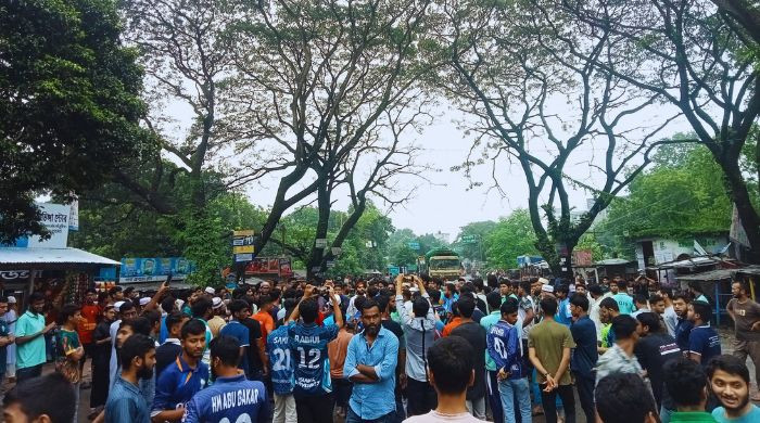 জুলাই অভুত্থানে নেতাদের উপর হামলার প্রতিবাদে কুষ্টিয়া - খুলনা মহাসড়ক ব্লকেড