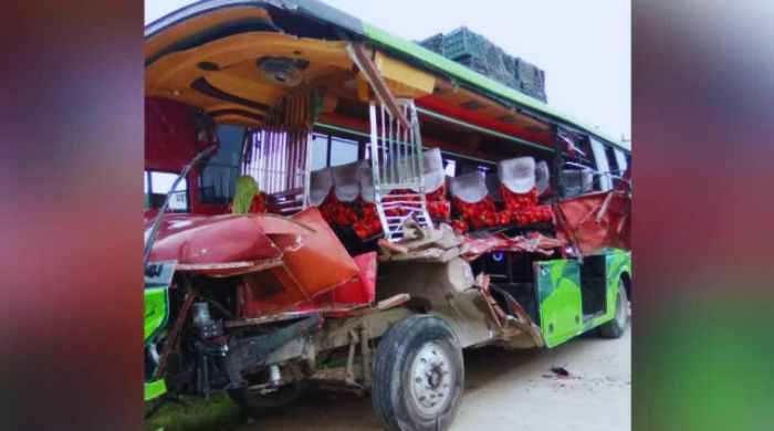 ট্রাক ও পুলিশের ভ্যানে বাসের ধাক্কা, নিহত ২