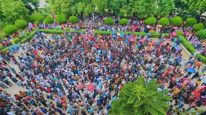 সুষ্ঠু তদন্ত ও নিরাপদ ক্যাম্পাসের দাবিতে উত্তাল ইবি