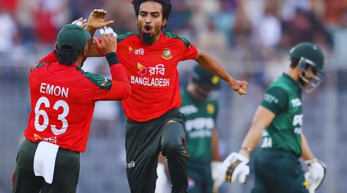 টানা ২৬ বল বাউন্ডারিহীন পাকিস্তান, বিপর্যয়ে পড়ে ৫ উইকেট