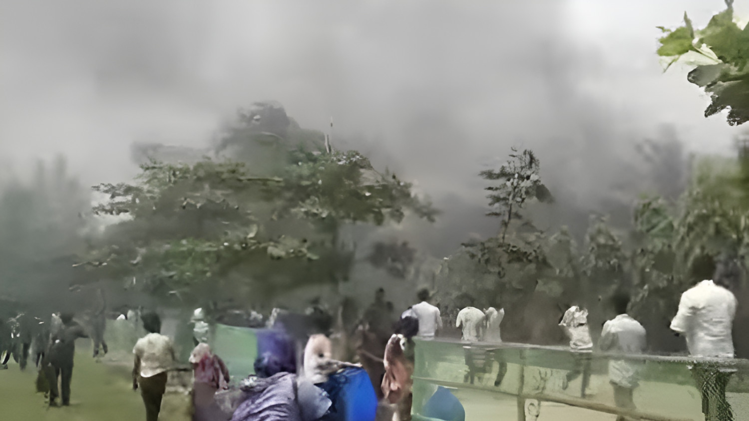 উত্তরায় বিমান বাহিনীর প্রশিক্ষণ বিমান বিধ্বস্ত
