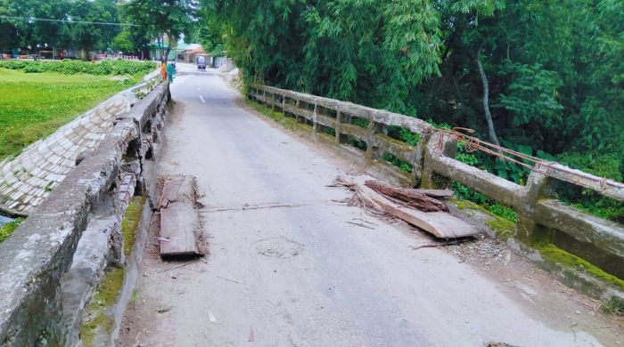 দুটি সেতুর আরসিসি গার্ডারে ফাটল, যান চলাচল বন্ধ