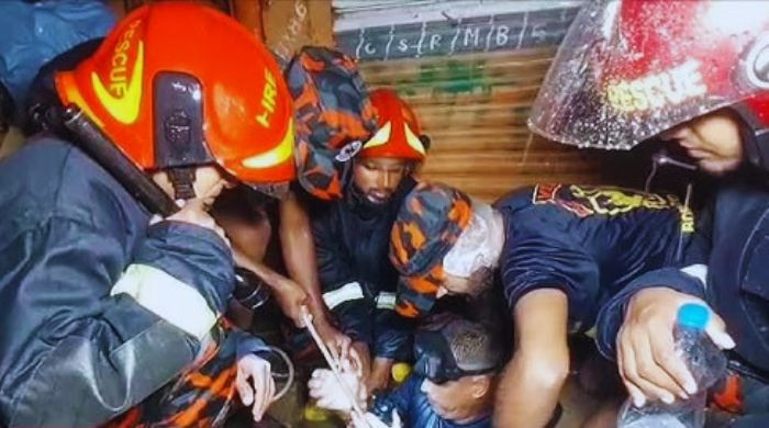 টঙ্গীতে খোলা ম্যানহোলে পড়ে নারী নিখোঁজ, উদ্ধার অভিযান চলছে