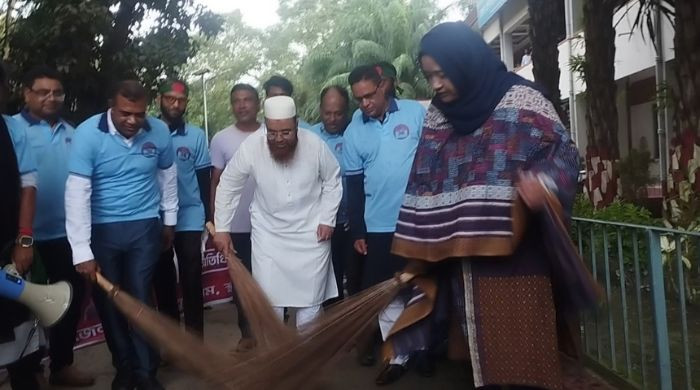 জুলাই শহীদদের স্মরণে কুড়িগ্রামে পরিষ্কার-পরিচ্ছন্নতা কর্মসূচি অনুষ্ঠিত