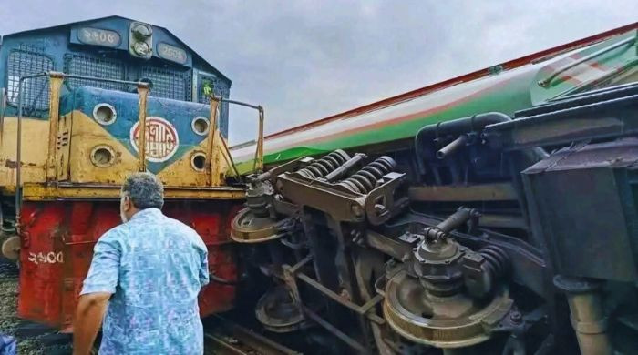 লালমনিরহাটে দুই ট্রেনের মুখোমুখি সংঘর্ষ