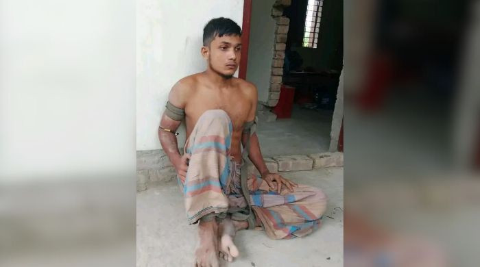 স্কুলছাত্রীকে নির্যাতনের অভিযোগে যুবক  গ্রেফতার