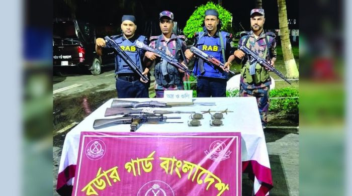 টেকনাফ গহীন পাহাড় থেকে র‌্যাব-বিজিবির যৌথ অভিযানে বিপুল অস্ত্র উদ্ধার