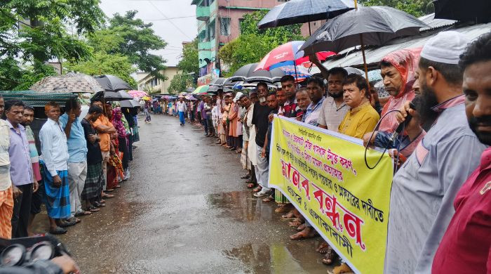 পাইকগাছায় খাসখাল রক্ষায় ও মিথ্যা মামলা প্রত্যাহার দাবিতে বিক্ষোভ মিছিল