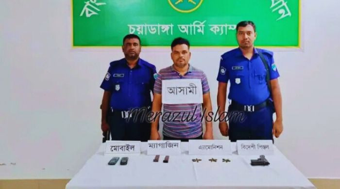 সেনাবাহিনীর যৌথ অভিযানে দামুড়হুদার সাইদুর রহমান বিদেশী পিস্তলসহ আটক