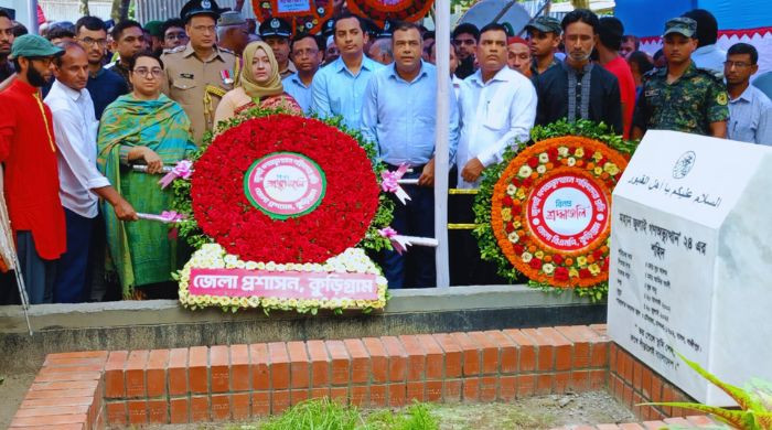জুলাই বর্ষপূর্তিতে শহীদ সমাধিতে পুষ্পস্তবক অর্পণ