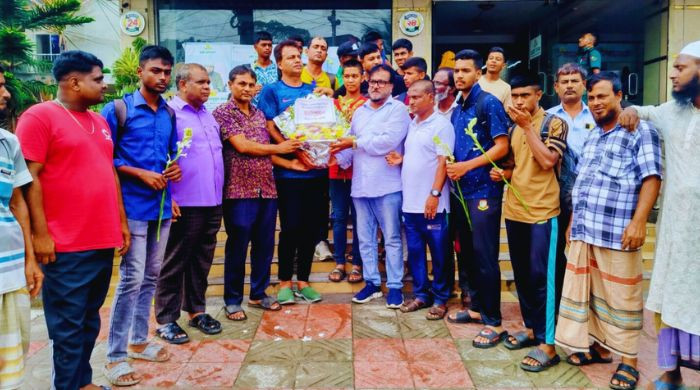বিসিবির টাইগার চ্যালেঞ্জ ট্রফি চ্যাম্পিয়ন সিরাজগঞ্জ ক্রিকেট দলকে প্রেসক্লাবের সভাপতির নেতৃত্বে সম্বর্ধনা