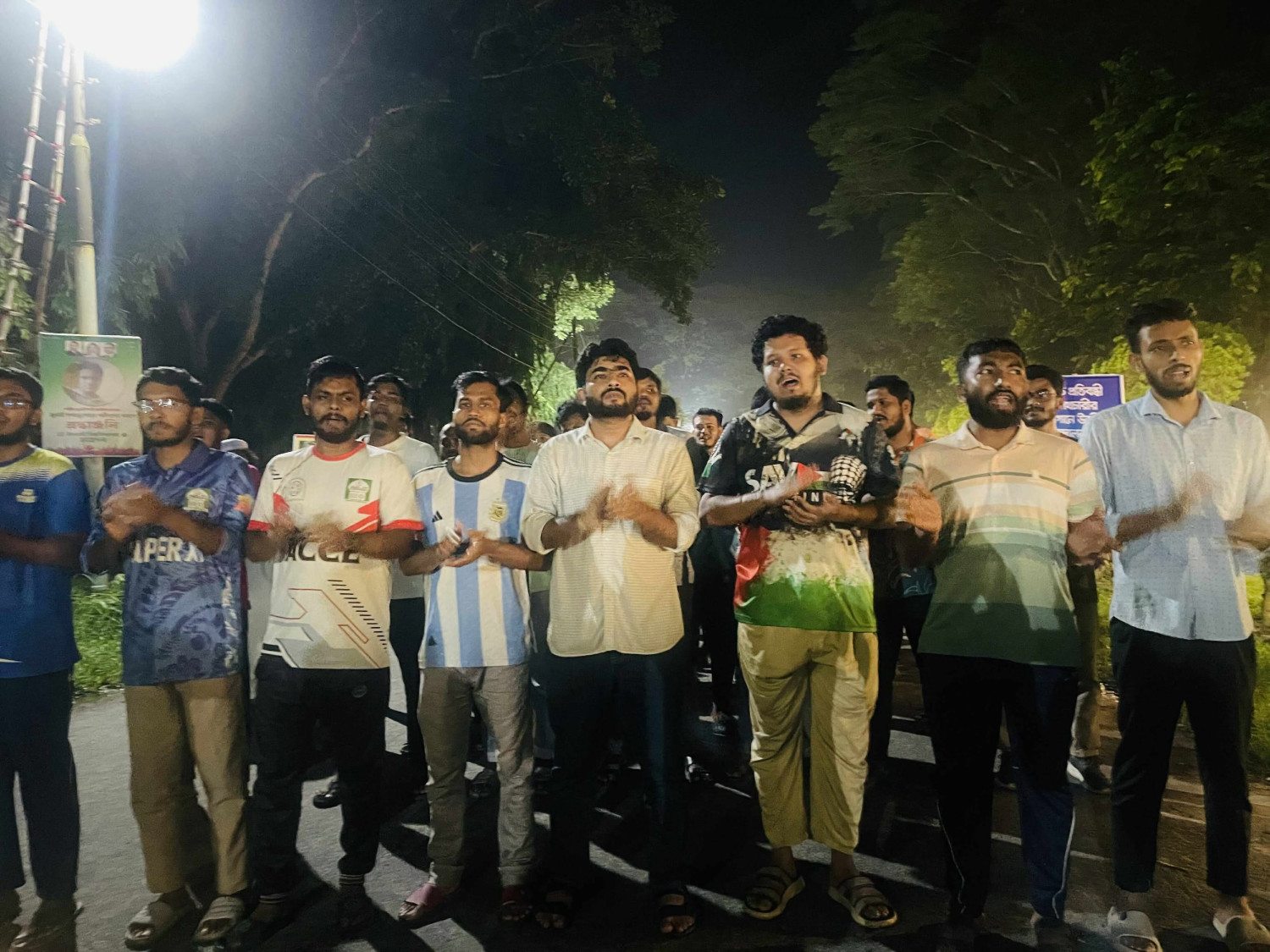 প্রকাশ্যে কুপিয়ে ও গলা কেটে সাংবাদিক হত্যার প্রতিবাদে ইবিতে বিক্ষোভ