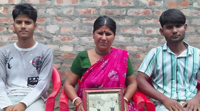 হিন্দি বলতে না পারা কি বাংলা ভাষাভাষীদের অপরাধ?