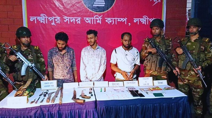 লক্ষ্মীপুরে অস্ত্র ও ইয়াবাসহ তিন যুবক আটক