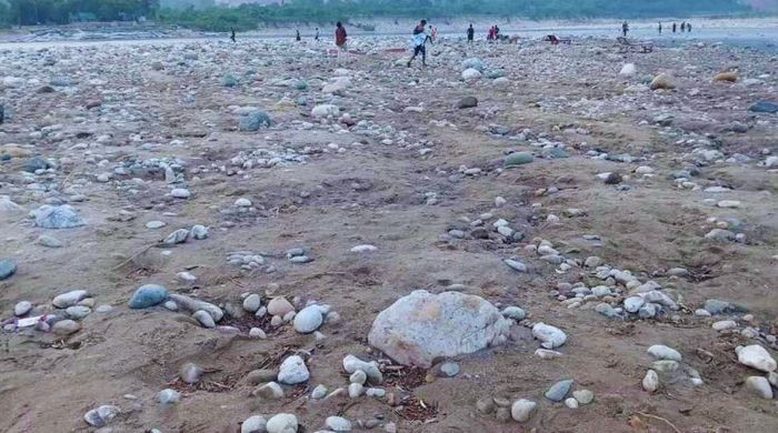 পাথর উত্তোলনঃ ঐক্য ভেঙে লুটের খেলা