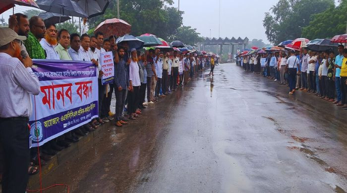 নিরবচ্ছিন্ন গ্যাস চেয়ে সড়কে শ্রমিকরা