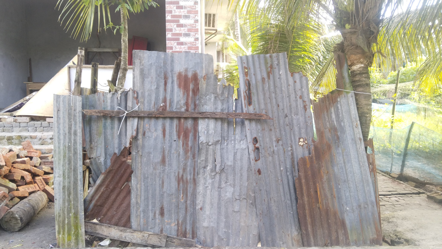 ঝালকাঠিতে চলাচলের রাস্তা বন্ধ করলো বিএনপি নেতা