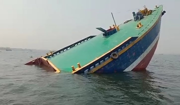 পদ্মায় বালুবাহী বাল্কহেড ডুবি, ঝুঁকিতে নৌযান চলাচল