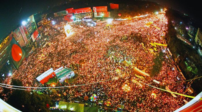 'শাহবাগ'_ আন্দোলনের মুখোমুখি নগরজীবন