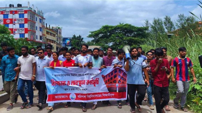 তিন দফা দাবিতে ববি শিক্ষার্থীদের সড়ক অবরোধ