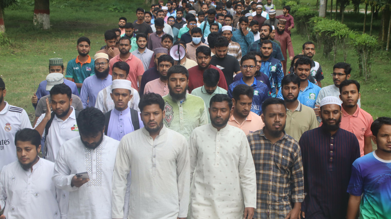 ইবি তে শিক্ষার্থী হেনস্তাকারী প্রোক্টর সহ শিক্ষকদের বহিষ্কার ও বিচার দাবি