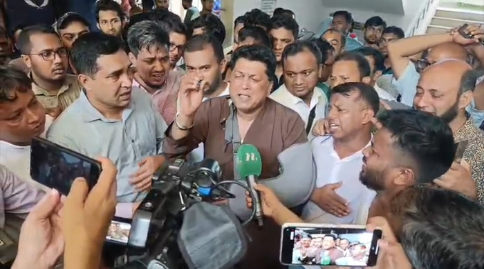 শিক্ষার্থীদের জন্য কান্নায় ভেঙ্গে পড়লো চবির উপ-উপাচার্য