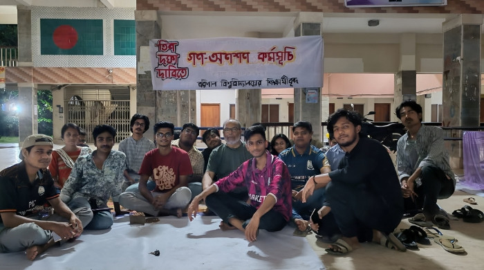 শিক্ষার্থীদের পাশে ঘুমিয়ে রাত পার করলো ভিসি