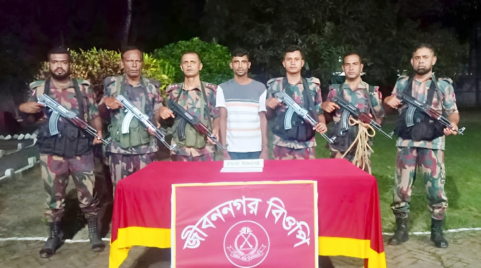 জীবননগরে বিজিবির অভিযানে ইয়াবাসহ যুবক আটক