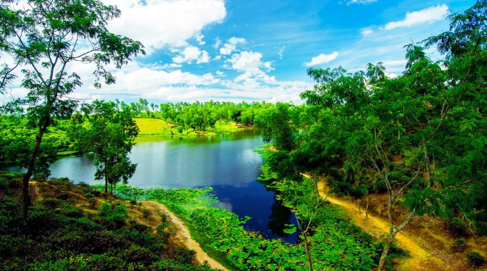 ঘুরে আসুন নয়নাভিরাম মাধবপুর লেক