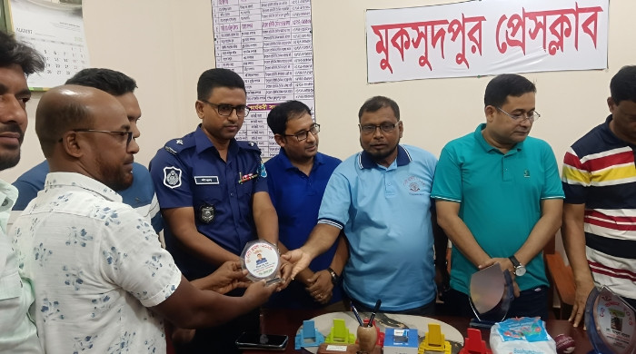 মুকসুদপুর প্রেসক্লাবের উদ্যোগে পুলিশ ও শিক্ষকদের সম্মাননা প্রদান