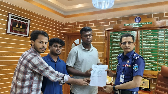 ধর্ষণ-হত্যায় জড়িতদের ফাঁসির দাবিতে কুবি শিক্ষার্থীদের আন্দোলন