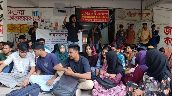 তিন দফা দাবিতে ২২ ঘণ্টা ধরে অনশন, জবির দুই শিক্ষার্থী অসুস্থ