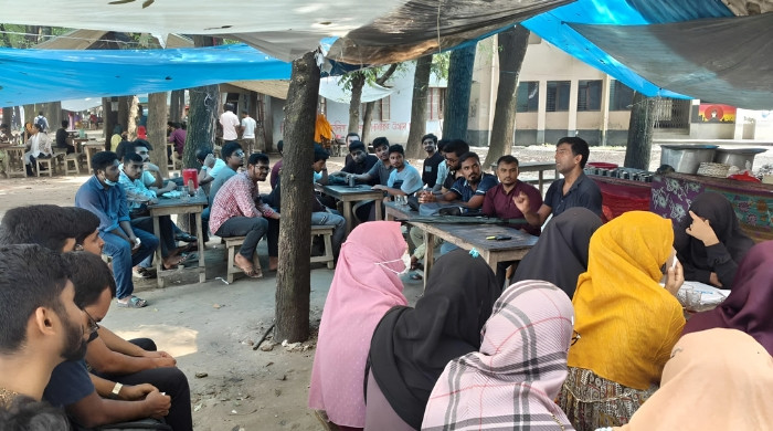 কর্মবিরতির মাঝেও ক্লাস নিলেন অধ্যাপক, আলোচনায় রাবি ক্যাম্পাস