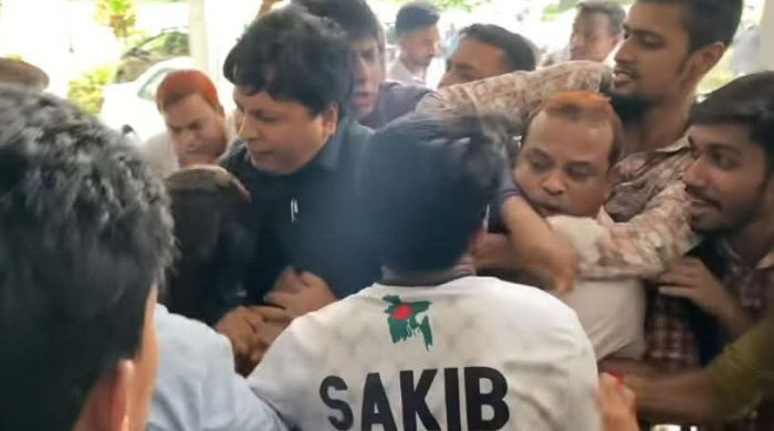 উপ-রেজিস্ট্রারের দাঁড়ি টান, প্রোভিসিকে সিঁড়িতে ফেলে দেন আন্দোলনকারীরা