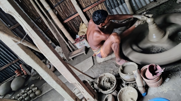 দুর্গাপূজায় বাড়তি চাহিদায় ব্যস্ত কুমারপাড়া