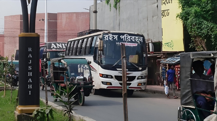 তিন দিন বন্ধের পর রাজশাহীর ঢাকা রুটে বাস চলাচল শুরু
