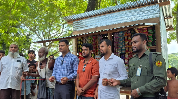 ৩০ বছর পর হাসি ফিরল খুরশিদ মাঝির মুখে