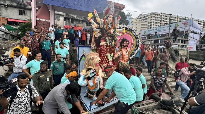 কড়া নিরাপত্তায়, প্রতিমা বিসর্জন শুরু