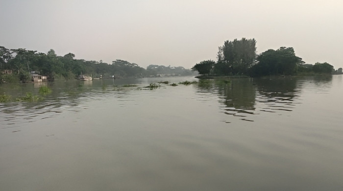 ভরাট হয়ে পা‌নি প্রবা‌হের প‌রি‌বেশ হারা‌চ্ছে‌  দ‌ক্ষিনাঞ্চ‌লের নদী খাল