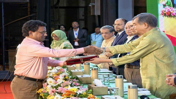 জাতীয় পর্যায়ে সম্মাননা অর্জন করলেন  অধ্যক্ষ বিপ্লব বিকাশ চৌধুরী