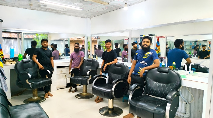 সেলুনে হয় না শেভ, আয়ে সন্তুষ্ট চার নওমুসলিম বন্ধু