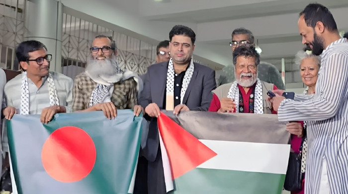 দেশে ফিরলেন শহিদুল আলম