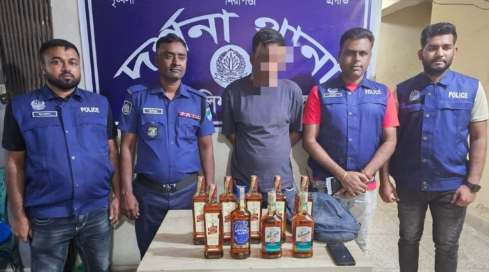 দর্শনায় নয় বোতল বিদেশি মদসহ এক ব্যক্তি গ্রেফতার