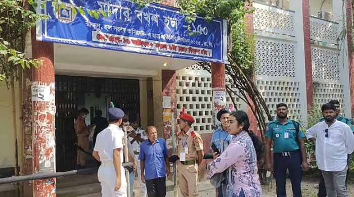 রাকসু নির্বাচন শুরু, শিক্ষার্থীদের ভোটে মুখর ক্যাম্পাস